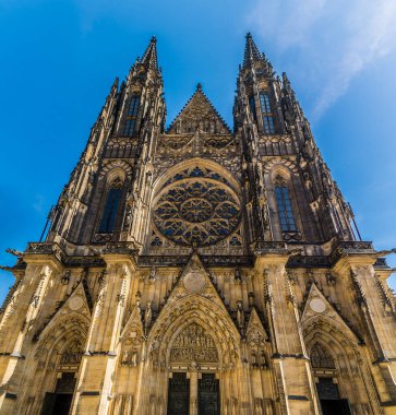 Baharda Prag 'daki kale kompleksinde Saint Vitus Katedrali' ne bakan bir manzara