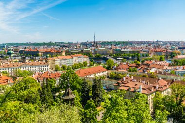 İlkbaharda batı yakasının çatılarından Prag 'ın merkezine doğru kale kompleksinden bir manzara.