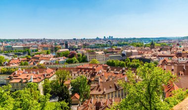 Batı kıyısındaki kale kompleksinden Prag 'daki Vltava nehrine doğru bir manzara.