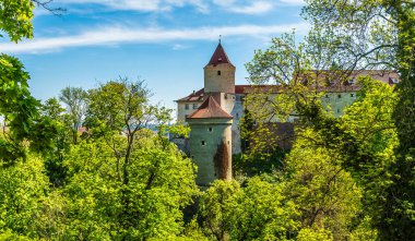 Şatonun bahçesinden Prag 'daki şato kompleksinin doğusundaki bahar manzarası.