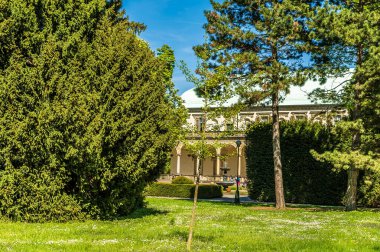 İlkbaharda Prag 'daki şato kompleksinin yanındaki kalenin karşısındaki manzara.