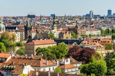 İlkbaharda Vltava Nehri üzerindeki şato kompleksinden ve Prag 'ın orta bölgesinden bir manzara