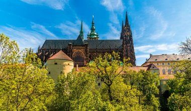 Şato bahçelerinden Prag 'daki kale kompleksinde ilkbaharda katedral tarafına doğru bir manzara.