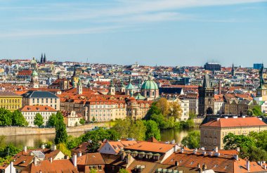 Şato kompleksinden Prag 'daki Vltava nehrinin kıyısına doğru bir manzara.