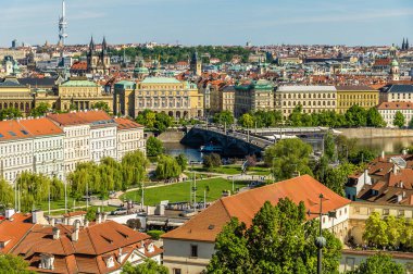 İlkbaharda Vltava Nehri üzerindeki şato kompleksinden Prag 'daki Charles köprüsüne doğru bir manzara