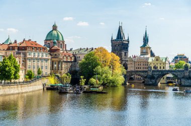 Baharda Vltava Nehri 'nin batı yakasından Prag' daki Charles Köprüsü 'ne doğru bir manzara.