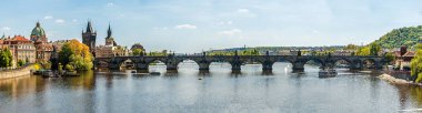 Baharda Vltava Nehri 'nin batı yakasından Prag' daki Charles Köprüsü 'ne doğru bir manzara.