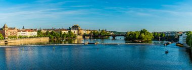 Baharda Prag 'daki Vltava nehrinin güneyindeki Charles Köprüsü' nden bir manzara.