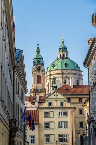 İlkbaharda Prag 'ın orta kesimindeki yan sokaktaki süslü binaların manzarası.