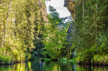 İlkbaharda Çek İsviçre 'de Kamenice nehrinde rüya gibi bir tekne manzarası.