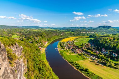 İlkbaharda Almanya 'da Sakson İsviçre' de Elbe Nehri üzerinde bir manzara