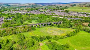 New Mills, Derbyshire, İngiltere 'de yaz mevsiminde Sett Nehri üzerindeki viyadük üzerinde dönen bir hava manzarası