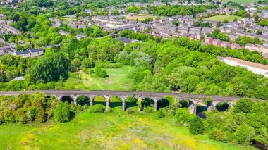 Sett Nehri ve New Mills, Derbyshire, İngiltere üzerindeki viyadüklerin dönüşümlü hava görüntüsü.