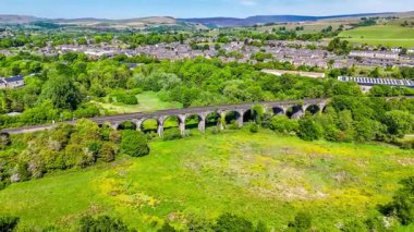 Sett Nehri ve Derbyshire, İngiltere 'deki New Mills kasabasının üzerindeki viyadük görüntüsü azalıyor.