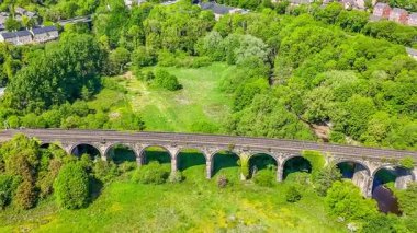 Derbyshire, İngiltere 'nin New Mills kasabasındaki Sett Nehri üzerindeki viyadük görüntüsü.