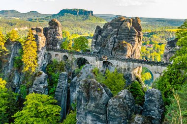 Bastei Köprüsü 'nün Saxon İsviçre, Almanya' daki Elbe Nehri üzerindeki yakın görüntüsü.