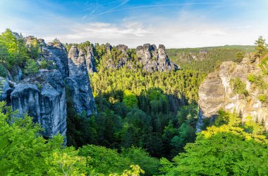 Bastei Köprüsü 'nden Sakson İsviçre, Almanya' daki Elbe Kum Taşı Dağları 'na doğru bir manzara