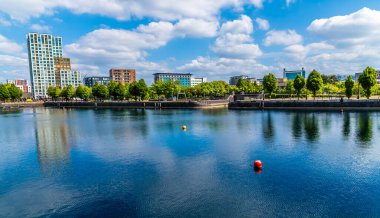 Ontario Havzası 'nın karşısındaki Salford Quays, Manchester, İngiltere' de yaz mevsiminde