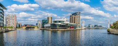 Manchester 'daki Salford Quays, Manchester, İngiltere' ye doğru bir panorama manzarası.