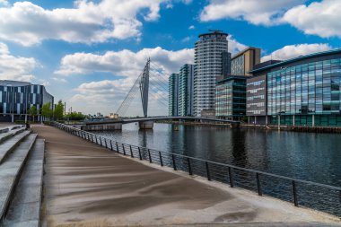 Manchester gemisinin güney kıyı şeridi boyunca Manchester City, Manchester, İngiltere 'nin karşısındaki kanalın manzarası