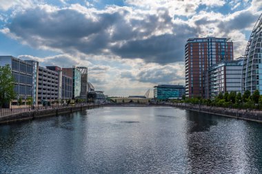 Yazın İngiltere, Manchester 'daki Salford Quays' deki Detroit Köprüsü 'nden güneye bakan bir manzara