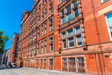 Yazın İngiltere 'nin Manchester kentindeki Granby Row kentindeki kırmızı tuğla binalar boyunca bir manzara