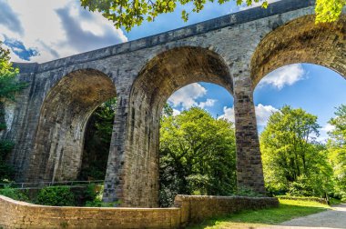 Yazın İngiltere 'de High Peak, New Mills' deki Torrs Riverside Park 'taki viyadük manzarası.