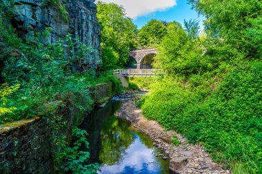 Goyt Nehri 'nin yukarısından New Mills' de bir köprü, İngiltere 'de High Peak' te bir yaz manzarası vardı.