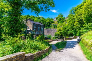 Yazın İngiltere 'de High Peak, New Mills' deki Torrs Riverside geçidine doğru bir manzara.