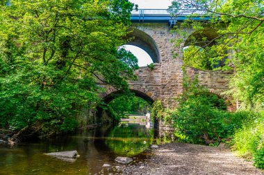 Yazın İngiltere 'nin en yüksek tepesindeki New Mills kasabasındaki Goyt Nehri üzerinde iki katlı bir viyadük manzarası