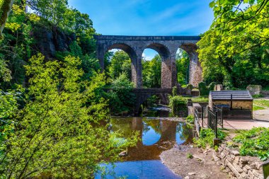İngiltere 'nin New Mills kentindeki Torrs Riverside Parkı' ndaki Goyt Nehri 'ndeki yansımaların görüntüsü.
