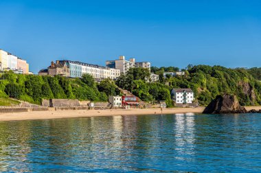 Yaz mevsiminde Tenby, Güney Galler 'de sabahın erken saatlerinde Kuzey Sahili manzarası
