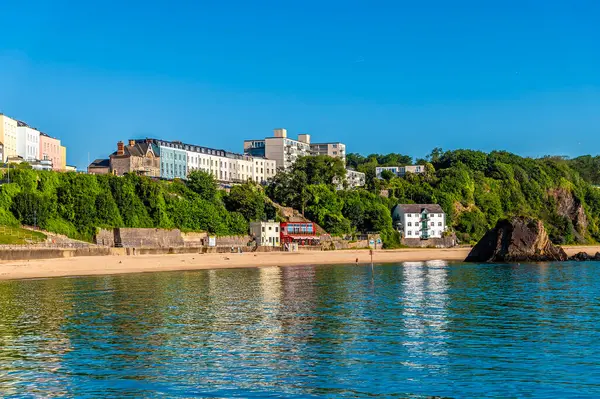 Yaz mevsiminde Tenby, Güney Galler 'de sabahın erken saatlerinde Kuzey Sahili manzarası