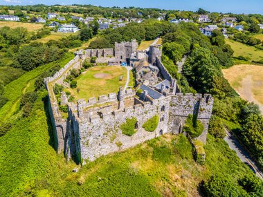Yazın Güney Galler 'in Manorbier sahilindeki eski Norman şatosuna bakan bir hava manzarası var.