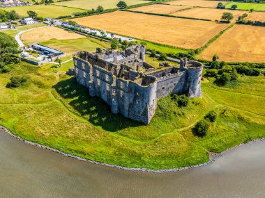 Yazın Güney Galler, Carew 'daki Kale kalıntılarına bakan bir hava manzarası.