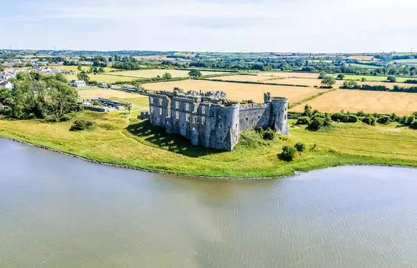 Carew Nehri 'nin karşısındaki Carew, Güney Galler' deki Kale harabelerine doğru bir hava manzarası.
