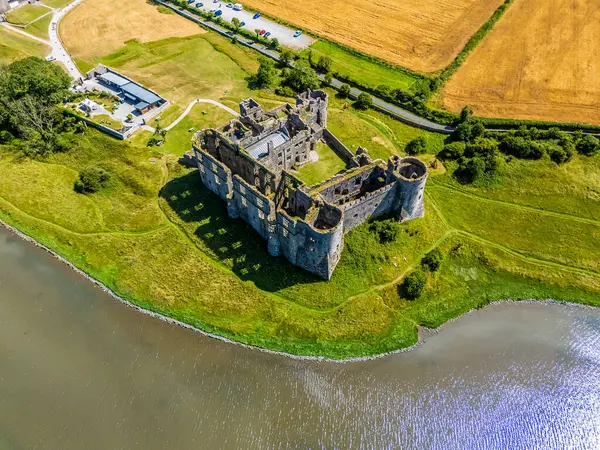Yazın Güney Galler, Carew 'daki Kale harabelerinin üzerinde bir hava manzarası