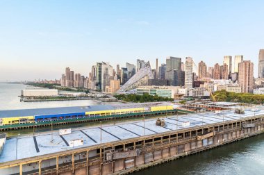 Sonbaharda Manhattan, New York kıyılarındaki Manhattan Cruise Terminali 'nden bir görüntü.