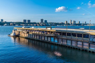Manhattan Cruise Terminali 'nden New York, Manhattan' daki Hudson Nehri 'nin karşısına bir manzara.