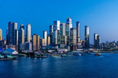 Sonbaharda Manhattan, New York 'ta gün batımında güneye bakan bir manzara.