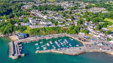 Yazın erken saatlerinde Saunderfoot, Güney Galler 'de liman boyunca çekilen hava manzarası