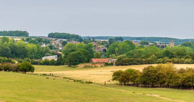 Rutland Suyu 'nun kuzey kıyısındaki kırsal alandaki yaylım ateşinden bir görüntü.
