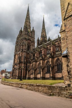 Yazın Lichfield, İngiltere 'deki Lichfield Katedrali' nin ön tarafına doğru bir manzara