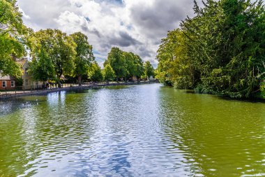 Lichfield, İngiltere 'deki Lichfield Katedrali' nin yanındaki Minster havuzu manzarası