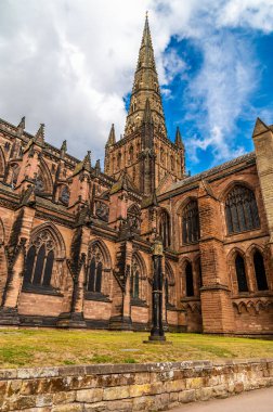 Lichfield Katedrali 'nin merkez bölümüne doğru bakan bir manzara ve İngiltere' nin Lichfield Katedrali 'nin yaz mevsiminde