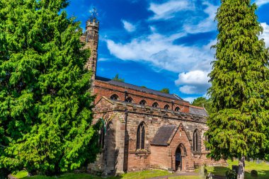 Yazın İngiltere 'nin Lichfield kentindeki Stowe havuzunun sonundaki St. Chad Kilisesi' ne doğru bir manzara.