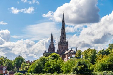 Yazın İngiltere 'nin Lichfield kentindeki Katedral' e doğru Stowe Pool 'un yanındaki yeşilden bir manzara