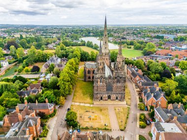 Yazın İngiltere 'nin Lichfield kentindeki Katedral' e ve çevresindeki kırlara doğru bir hava manzarası