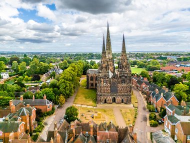 Yazın İngiltere 'nin Lichfield kentindeki Katedral' in ön tarafına doğru bir hava manzarası