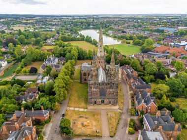 Yazın İngiltere 'nin Lichfield kentindeki Stowe Pool' un arka planında yer aldığı Katedralin ön tarafına doğru bir hava manzarası